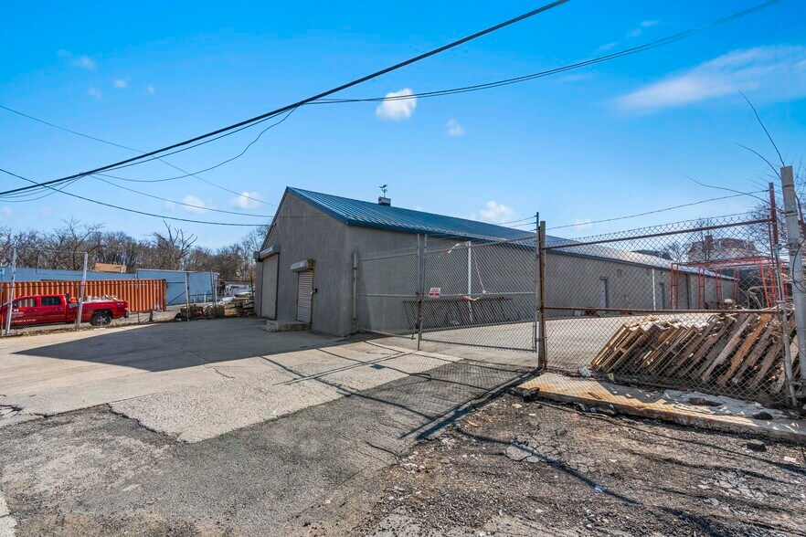 More Photos Of 1724 Richmond Ter, Staten Island Warehouse For Lease