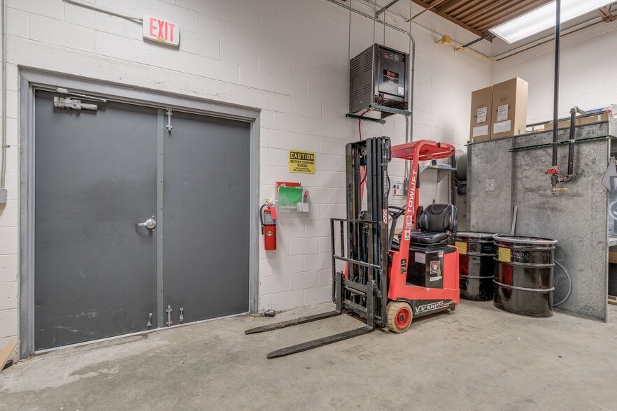 More Photos Of 3825 Columbus Rd, Granville Business Park For Lease