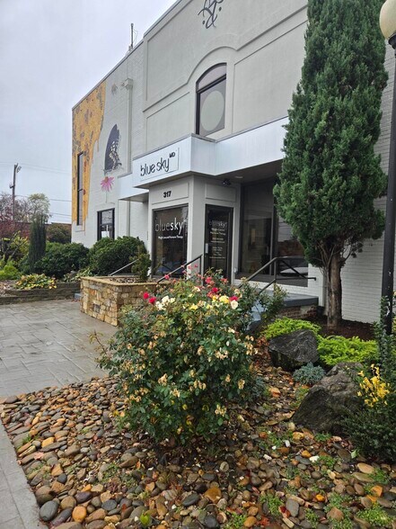 More Photos Of 317 N King St, Hendersonville Medical For Sale