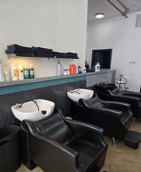 More Photos Of 3726-3728 N Lincoln Ave, Chicago General Retail For Sale