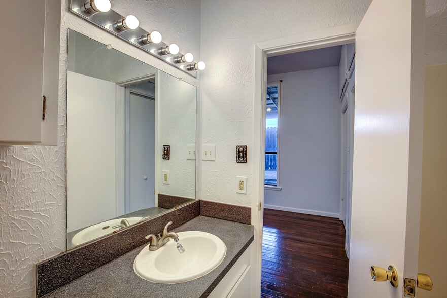 More Photos Of 1213 Washington St, Commerce Storefront Retail Office For Sale