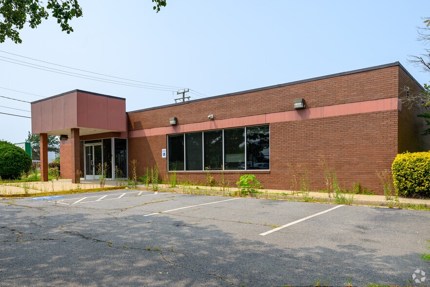 More Photos Of 2030 Old Bridge Rd, Woodbridge Bank For Sale