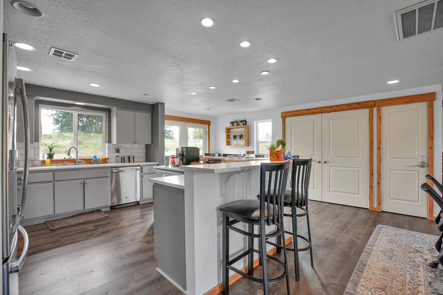 More Photos Of 406 NE 184th St, Ridgefield Office Residential For Lease