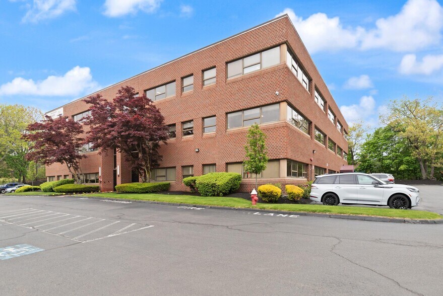 More Photos Of 2 Main St, Stoneham Office For Lease