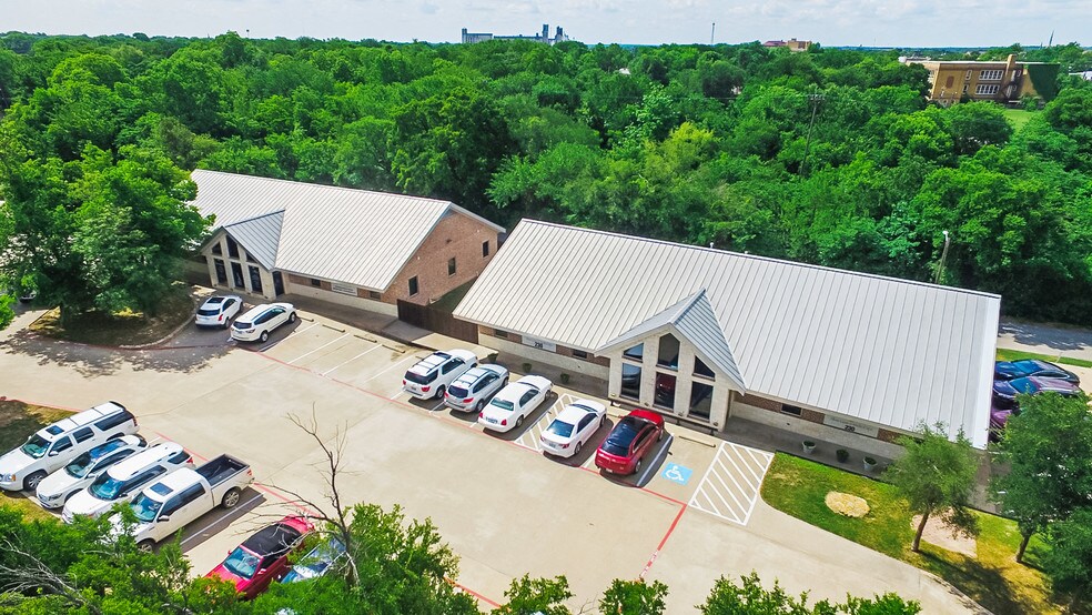 More Photos Of 200 E Evergreen St, Sherman Office For Lease