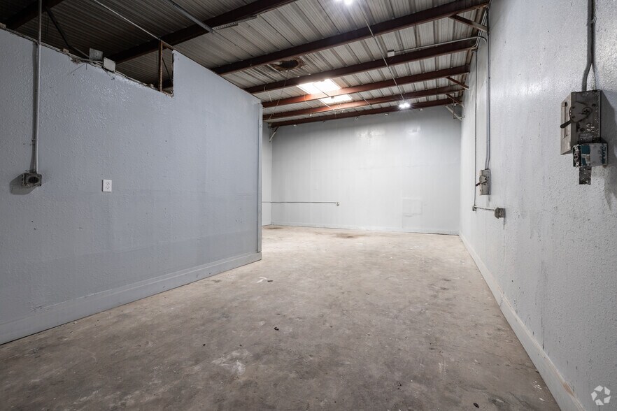 More Photos Of 7676 N I-45, Houston Unknown For Lease