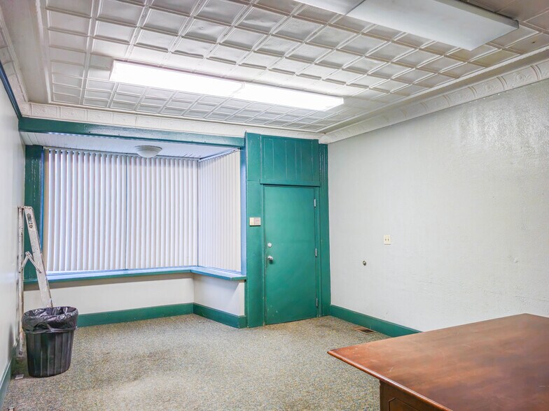 More Photos Of 2703 S 10th St, Omaha Storefront For Sale