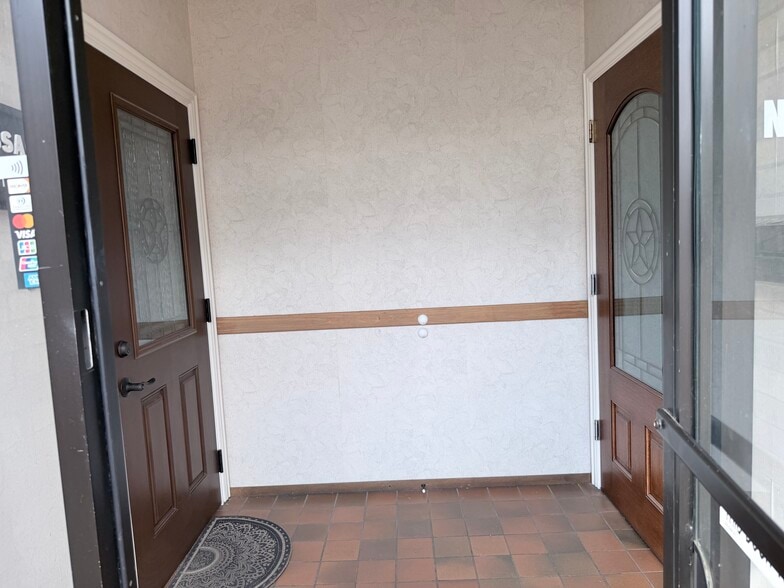 More Photos Of 2313 Roosevelt Dr, Dwg Office For Sale