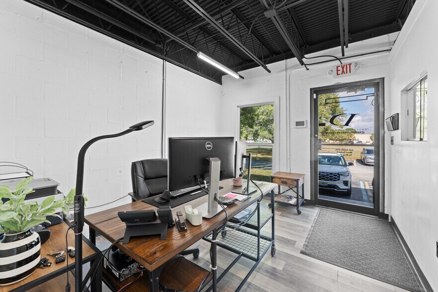 More Photos Of 7490 N 30th Ave, Saint Petersburg Showroom For Sale