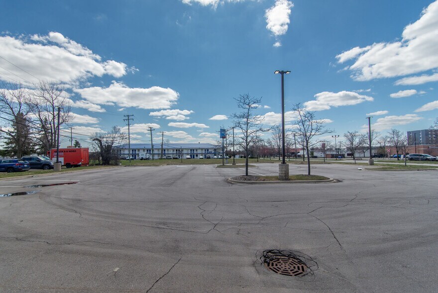More Photos Of 451 W 14 Mile Rd, Madison Heights Freestanding For Sale