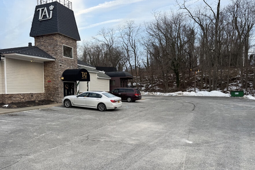 More Photos Of 10 Woods Corner Rd, East Setauket Restaurant For Lease