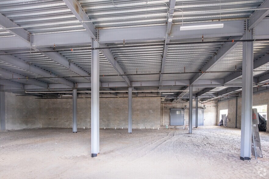 More Photos Of 100-108 E Colonial Dr, Orlando Specialty For Lease