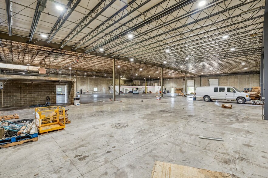 More Photos Of 701 Technology Pl, Waverly Manufacturing For Lease