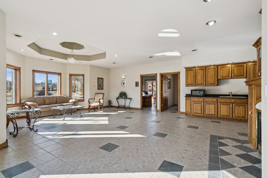 More Photos Of 702 Short St, Decorah Office For Sale