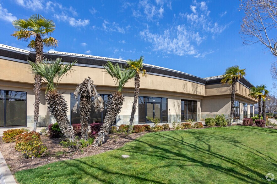 More Photos Of 660 W Locust Ave, Fresno Office For Lease