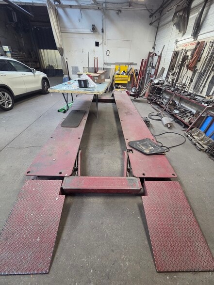 More Photos Of 369 Thomas St, Newark Auto Repair For Sale