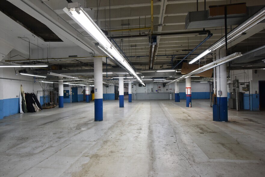 More Photos Of 3500 N Kostner Ave, Chicago Manufacturing For Lease