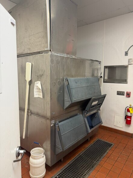 More Photos Of 256 Liberty St, Thomasville Restaurant For Lease