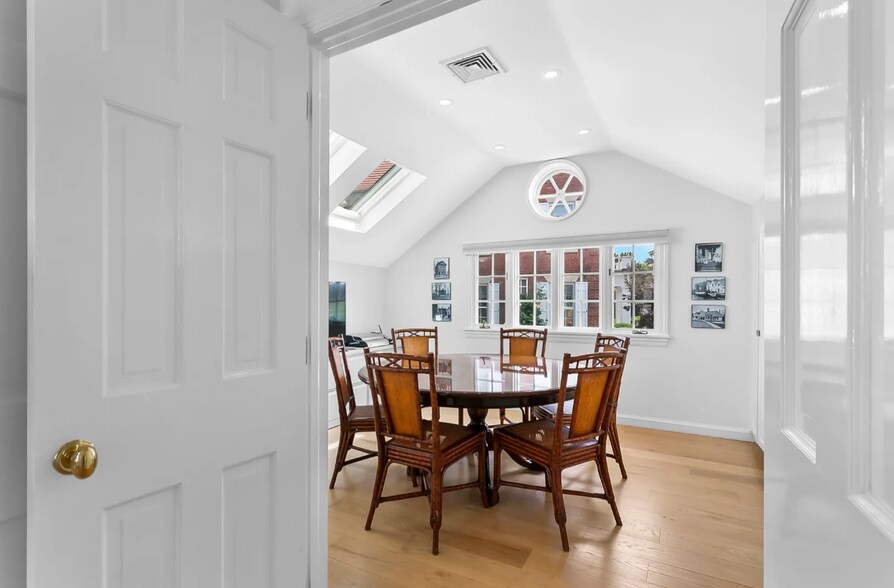 More Photos Of 656 Harbor Rd, Southport Office For Lease