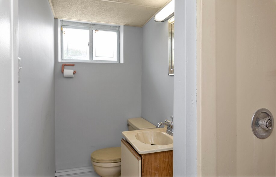 More Photos Of 2461 Merrick Ave, Merrick Medical For Sale