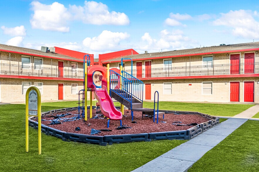 More Photos Of 3300 Garden Oaks Dr, New Orleans Apartments For Sale