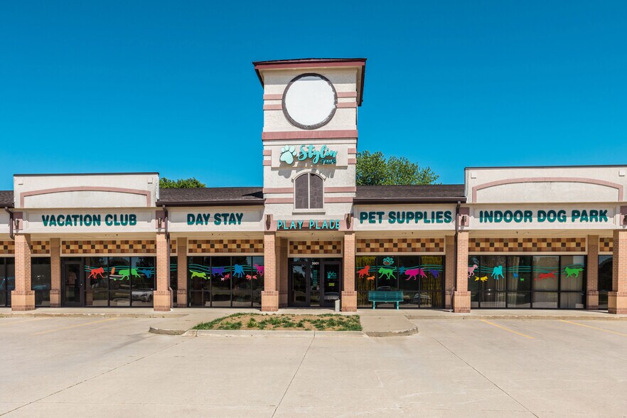 More Photos Of 3881-3921 121st St, Urbandale Storefront For Lease