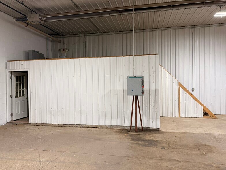 More Photos Of 135 Kensington Ave, Zanesville Warehouse For Lease