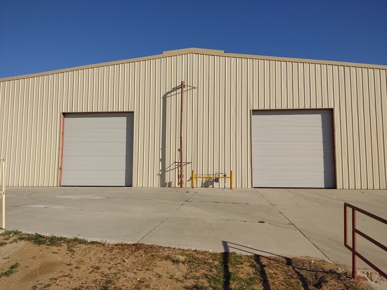 Primary Photo Of 17402-17407 Eucalyptus St, Hesperia Manufacturing For Sale