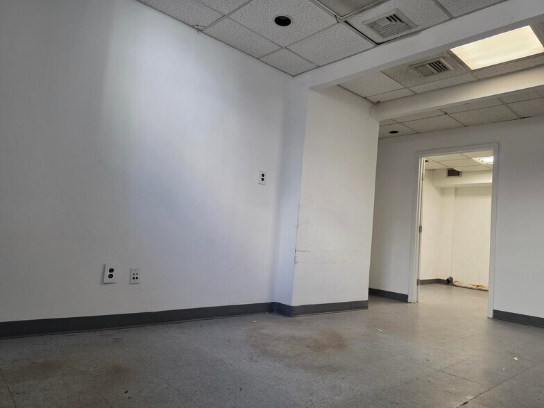 More Photos Of 980 E 12th St, Brooklyn Office For Lease