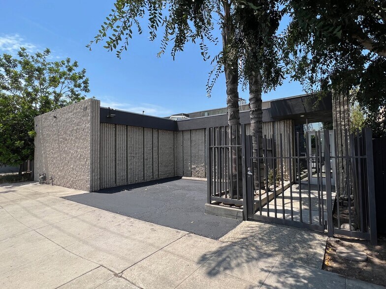 Primary Photo Of 5721 Cahuenga Blvd, North Hollywood Warehouse For Sale