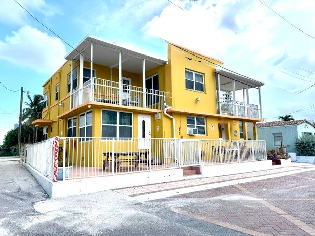More Photos Of 300 Georgia St, Hollywood Apartments For Sale