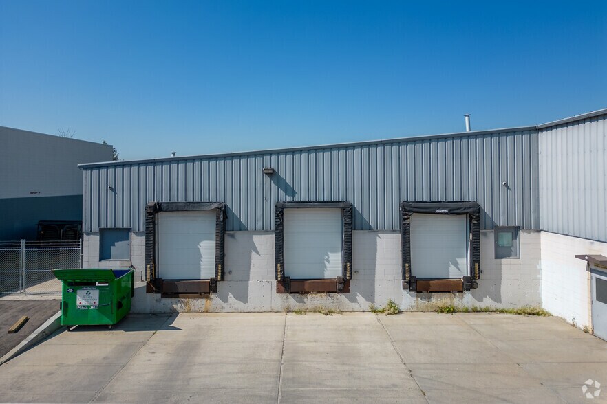 More Photos Of 5355 8th St NE, Calgary Warehouse For Lease