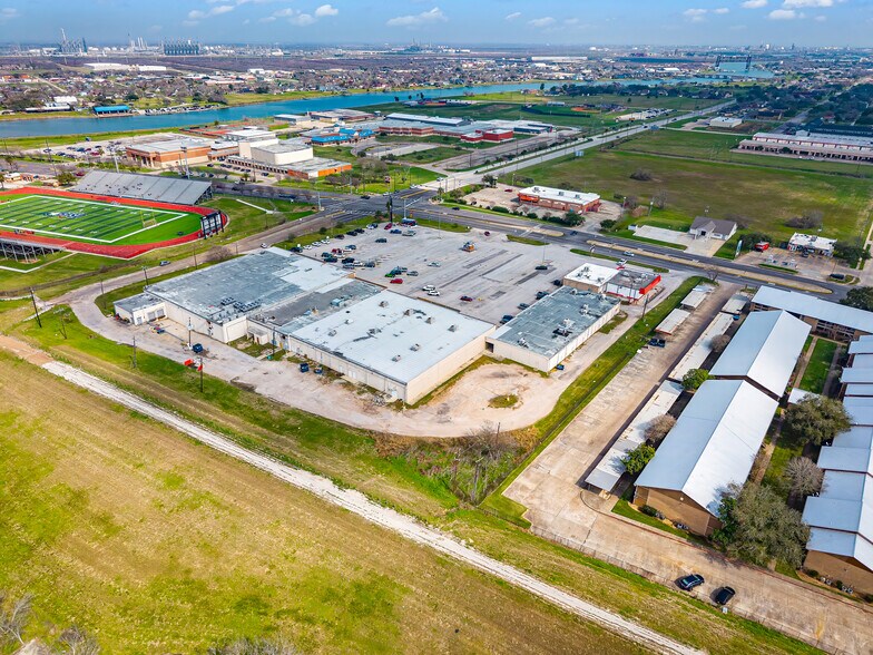 More Photos Of 301-327 S Brazosport Blvd, Freeport Storefront For Lease