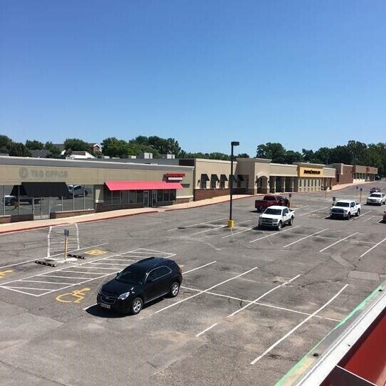 More Photos Of 200 W Greenway Ct, Derby Unknown For Lease