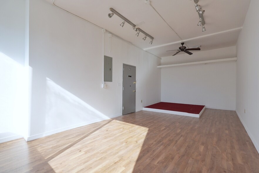 More Photos Of 225 34th St, Brooklyn Light Manufacturing For Lease
