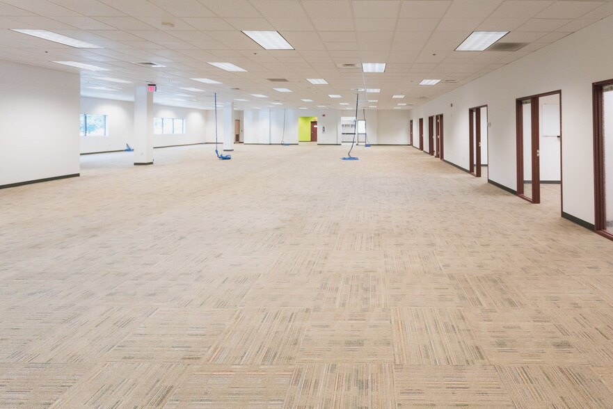 More Photos Of 1505 Westec Dr, Eugene Flex For Lease