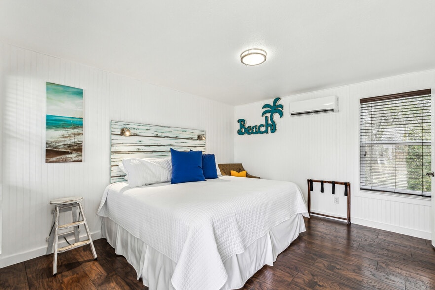 More Photos Of 512 N Travis St, Granbury Hospitality For Sale