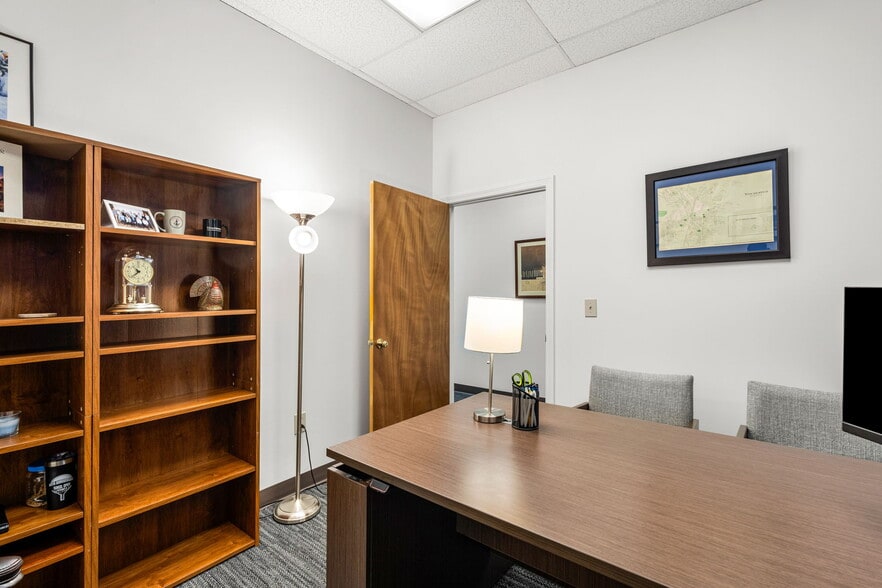 More Photos Of 535 Main St, Winchester Freestanding For Lease