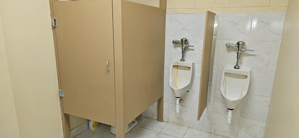 More Photos Of 302 W Colonial Trail Hwy, Blackstone Freestanding For Lease