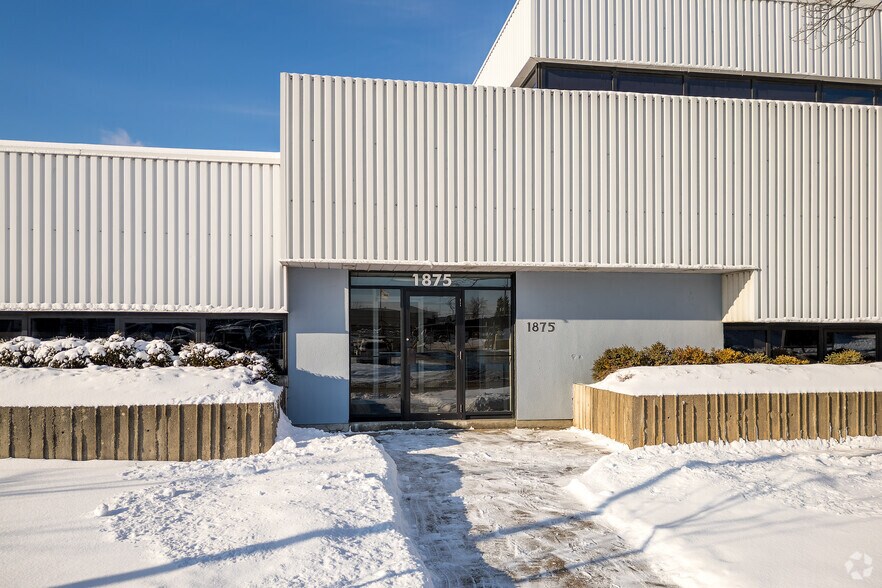 More Photos Of 1875 Ave 52nd, Montréal Manufacturing For Lease