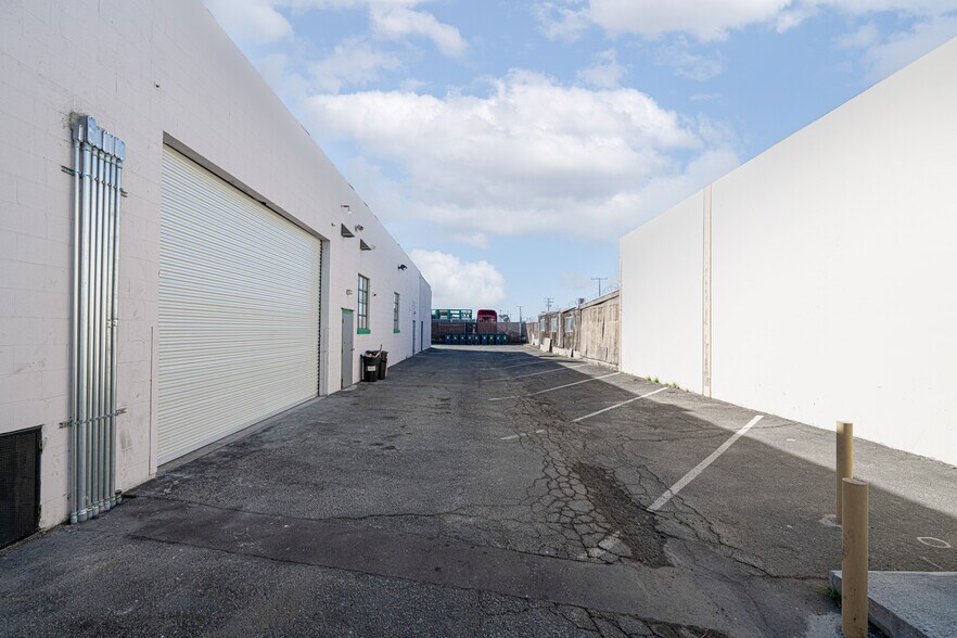 More Photos Of 5885 N Paramount Blvd, Long Beach Warehouse For Sale