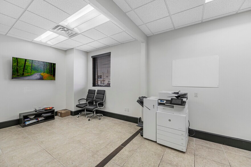 More Photos Of 15010 Lakefair Dr, Richmond Medical For Sale