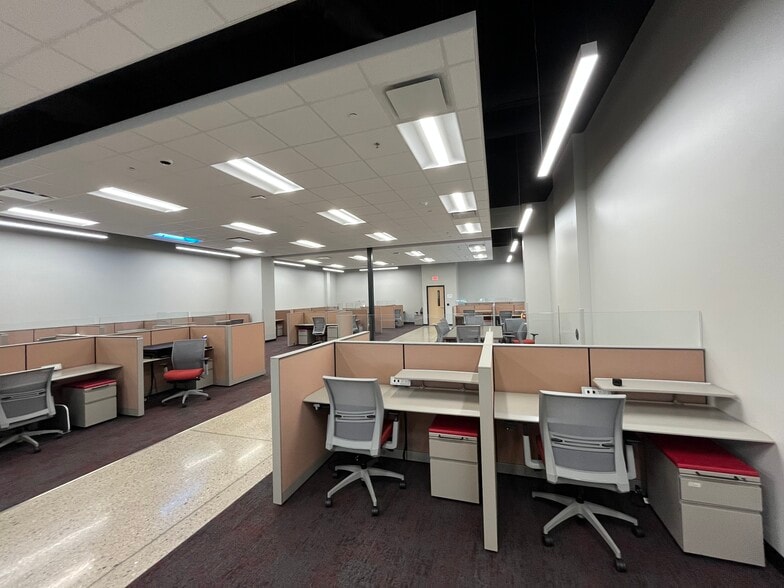 More Photos Of 1540 S 108th St, West Allis Showroom For Lease