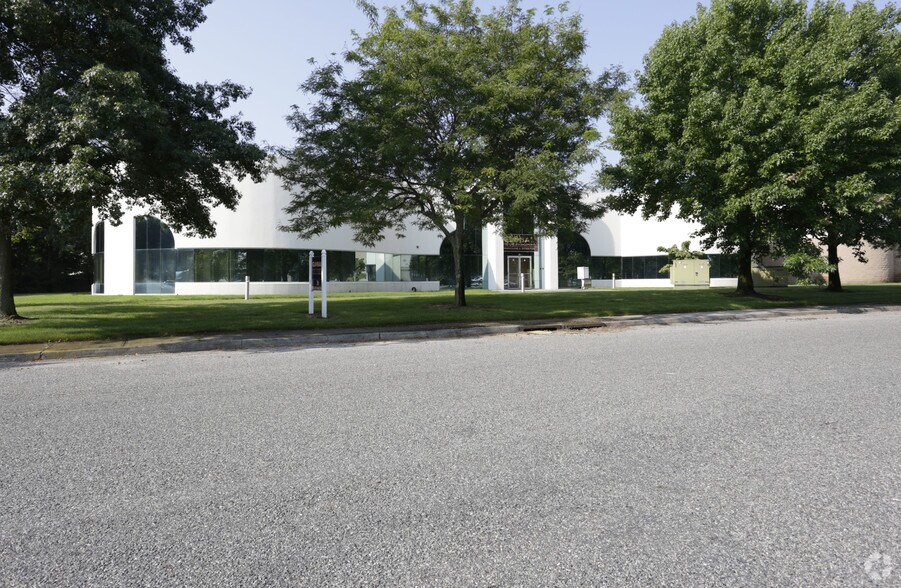 More Photos Of 30 Crossways E, Bohemia Manufacturing For Lease