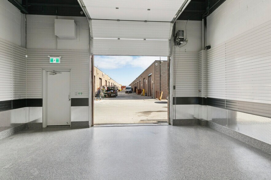 More Photos Of 2721 Markham Rd, Toronto Showroom For Sale