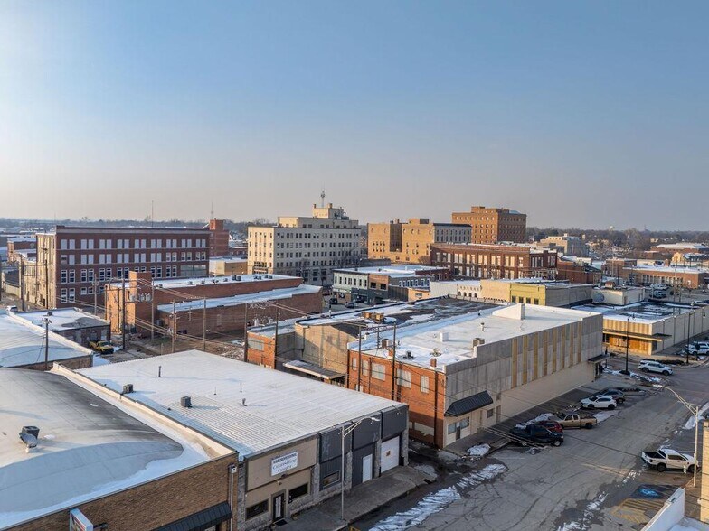 More Photos Of 116-118 S Union Ave, Shawnee Showroom For Sale