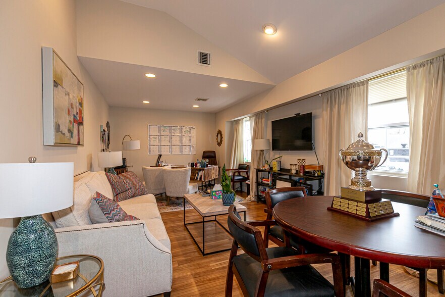 More Photos Of 550 N Country Rd, Saint James Office For Sale