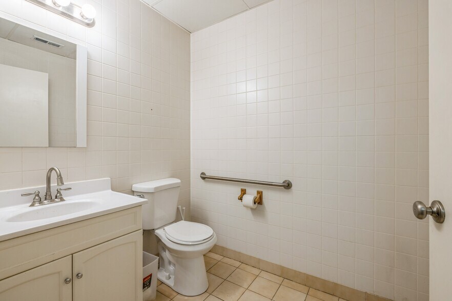 More Photos Of 207 W Northwest Hwy, Barrington Storefront Retail Office For Lease