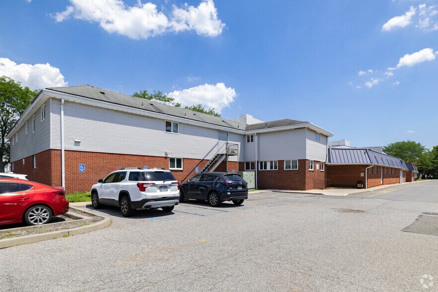 More Photos Of 375 E Main St, Bay Shore Medical For Lease