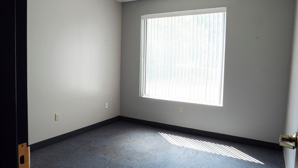 More Photos Of 495 Aero Dr, Cheektowaga Light Distribution For Lease